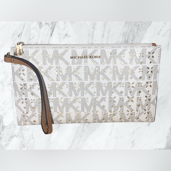 Michael Kors Cream XL Jet Set Travel Zip Clutch Wristlet - Picture 1 of 5